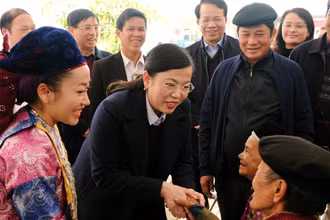 Ðồng chí Nguyễn Thanh Hải thăm hỏi đồng bào dân tộc H’Mông ở xóm Bản Tèn, xã Văn Lăng, huyện Ðồng Hỷ, tỉnh Thái Nguyên. 
