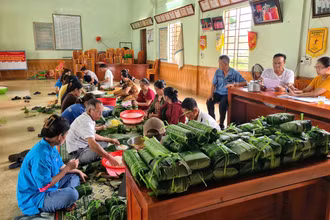 Người dân Nghệ An gói bánh chưng gửi đồng bào vùng bão lũ.