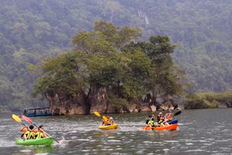 Du khách chèo thuyền Kayak trên hồ Ba Bể, tỉnh Bắc Kạn. (Ảnh HƯƠNG DỊU) 