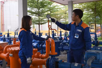 Kiểm tra hoạt động vận hành tại kho xăng dầu của Công ty Xăng dầu Hà Sơn Bình (Tập đoàn Xăng dầu Việt Nam). (Ảnh DUY ÐĂNG) 