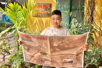 Tuổi trẻ Hải Phòng phấn khởi đón nhận phụ san đặc biệt trên tay.