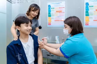 Trẻ em được tiêm chủng vaccine phòng, chống bệnh sởi.