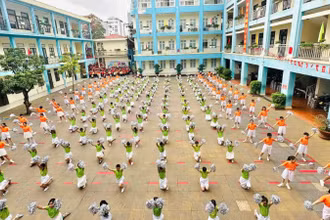 Học sinh Trường Tiểu học Võ Thị Sáu (quận Lê Chân) đồng diễn tiết mục văn nghệ.