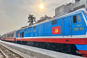 Đưa vào khai thác đoàn tàu chất lượng cao Hoa Phượng Đỏ.