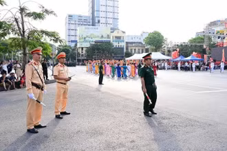 Công an Hải Phòng phân luồng giao thông cho lễ diễu hành quần chúng.