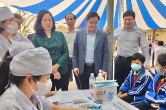 Bộ trưởng Y tế Đào Hồng Lan kiểm tra tiêm chủng cho trẻ em tại phường Lê Lợi, quận An Dương.