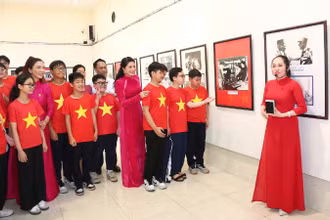 Quang cảnh triển lãm ảnh “Đất nước trọn niềm vui”.