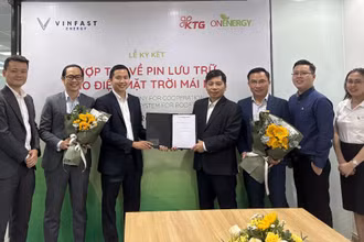 Ông Võ Lê Duy Đức, Giám đốc Đầu tư và Phát triển Năng lượng VinFast (bên trái) và ông Trần Ngọc Tuấn Khanh, Tổng Giám đốc Công ty ON Energy ký kết thỏa thuận hợp tác.