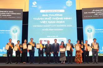  Ban Tổ chức vinh danh và trao tặng giải thưởng Thành phố thông minh Việt Nam năm 2024 cho các thành phố đoạt giải.