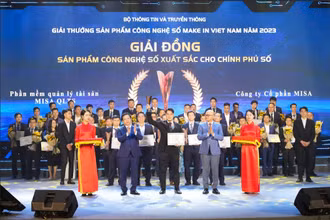 Ông Trần Mạnh Dũng đại diện Khối Kinh doanh Hành chính sự nghiệp của MISA nhận giải Đồng ở hạng mục Sản phẩm số xuất sắc cho Chính phủ số với MISA QLTS.