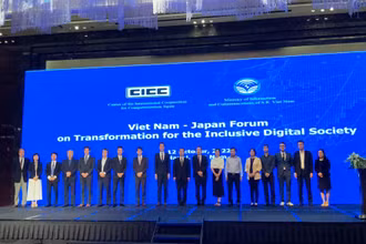 Các diễn giả tại Diễn đàn chuyển đổi số Việt Nam - Nhật Bản chụp ảnh lưu niệm.
