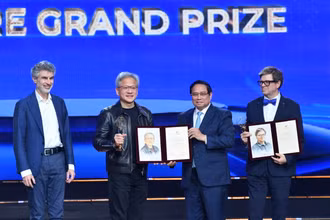 Thủ tướng Chính phủ Phạm Minh Chính trao giải thưởng Chính VinFuture 2024 cho ông Jensen Huang, Chủ tịch Tập đoàn NVIDIA.