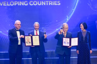 Đồng Chủ tịch Hội đồng sơ khảo, Giáo sư Nguyễn Thục Quyên và Giáo sư Albert Pisano trao cup và chứng nhận đến hai nhà khoa học đạt giải. (Ảnh: THÀNH ĐẠT) 