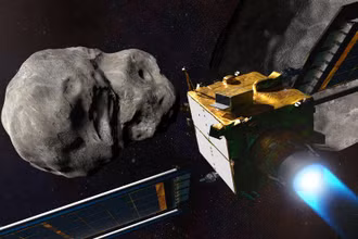 Hình minh họa tàu vũ trụ DART của NASA trước khi va chạm vào tiểu hành tinh đôi Didymos. Ảnh: NASA.