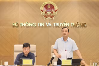 Thứ trưởng Thông tin và Truyền thông Phạm Đức Long trả lời báo chí về các vấn đề trong quản lý viễn thông.