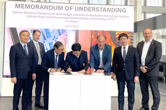 Thứ trưởng Khoa học và Công nghệ Bùi Hoàng Phương và Đoàn công tác chứng kiến lễ ký kết biên bản ghi nhớ giữa các đơn vị.