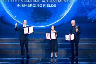 Các chủ nhân Giải thưởng Breakthrough 2025 nhận “Giải Đặc biệt VinFuture dành cho Nhà khoa học nghiên cứu các lĩnh vực mới” tại Lễ trao giải VinFuture năm 2023. (Ảnh: VinFuture Prize)