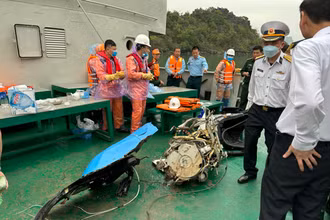 Trục vớt nhiều mảnh vỡ và động cơ máy bay. (Ảnh: Phạm Công)