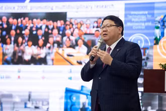 Giáo sư Kenneth Leung trình bày nghiên cứu tại Hội thảo Tác động của các chất ô nhiễm hữu cơ đến môi trường và sức khỏe con người: Thách thức và giải pháp.