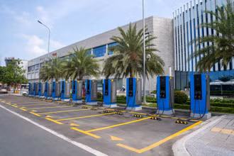 Công ty V-GREEN sẽ phát triển hệ thống trạm sạc cho xe điện VinFast trên toàn cầu, đồng thời cam kết đầu tư thêm 10.000 tỷ đồng trong 2 năm tới để phát triển, nâng cấp hệ thống trạm sạc sẵn có của VinFast tại Việt Nam.