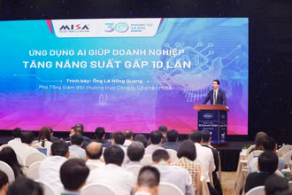 ông Lê Hồng Quang, Phó Tổng Giám đốc thường trực MISA trình bày tham luận tại Vietnam - ASIA DX Summit 2024.