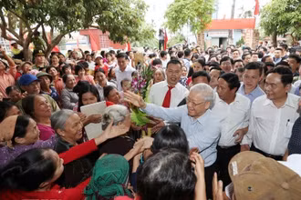 Tổng Bí thư Nguyễn Phú Trọng với nhân dân tại thôn Thượng Điện, xã Vĩnh Quang, huyện Vĩnh Bảo, Thành phố Hải Phòng ngày 15/11/2017. (Ảnh: TTXVN)