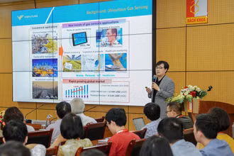Giáo sư Park Inkyu chia sẻ về nghiên cứu mũi điện tử với sinh viên Đại học Bách khoa Hà Nội.