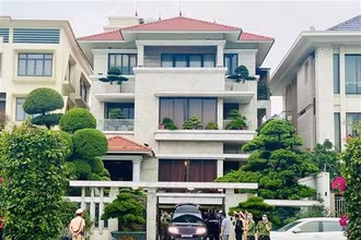 Cơ quan chức năng khám xét nhà của ông Phạm Hồng Hà, nguyên Chủ tịch UBND thành phố Hạ Long. (Ảnh: TTXVN)