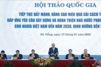 Chủ tịch Nước Nguyễn Xuân Phúc cùng các đồng chí lãnh đạo Đảng và Nhà nước chủ trì Hội thảo quốc gia với chủ đề ''Tiếp tục đẩy mạnh, nâng cao hiệu quả cải cách tư pháp đáp ứng yêu cầu xây dựng và hoàn thiện Nhà nước pháp quyền xã hội chủ nghĩa Việt Nam đến năm 2030, định hướng đến năm 2045''. Ảnh: TTXVN