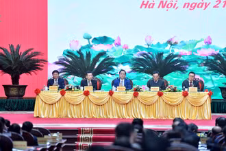 Các đồng chí chủ trì Hội nghị Báo chí toàn quốc tổng kết công tác năm 2023, triển khai nhiệm vụ năm 2024. (Ảnh: ĐĂNG KHOA)
