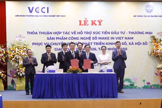 Bộ trưởng Thông tin và Truyền thông Nguyễn Mạnh Hùng và Chủ tịch VCCI Phạm Tấn Công ký kết hợp tác hỗ trợ xúc tiến đầu tư-thương mại sản phẩm công nghệ số Make in Vietnam.