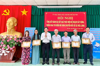 UBND thành phố Bà Rịa khen thưởng 3 tập thể, 6 cá nhân có thành tích xuất sắc trong thực hiện Kế hoạch xây dựng, triển khai thí điểm mô hình chuyển đổi số xã Hòa Long.
