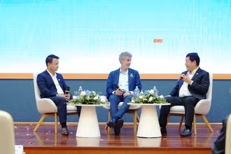 Giáo sư Yoshua Bengio tham gia “đối thoại” với ông Trương Gia Bình, Chủ tịch HĐQT FPT về “AI có trách nhiệm và tầm quan trọng của AI trong giáo dục”.