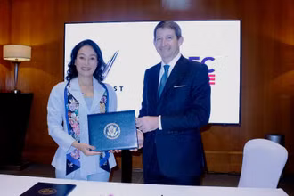Tổng Giám đốc toàn cầu VinFast Lê Thị Thu Thủy và CEO của DFC Scott Nathan tại buổi ký kết Ý định thư.