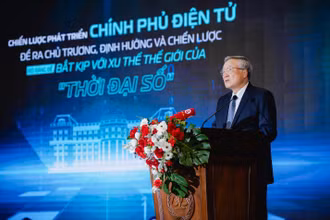 Chánh án Tòa án Nhân dân tối cao Nguyễn Hòa Bình chia sẻ kinh nghiệm trong Hội nghị giới thiệu mô hình chuyển đổi số thành công cấp bộ, ngành của ngành tòa án.