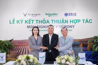 Lãnh đạo VinFast Energy, Schneider Electric và ESEC tại lễ ký kết.