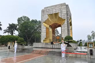 Đài Tưởng niệm các Anh hùng, liệt sĩ trên đường Bắc Sơn (Hà Nội). (Ảnh: ĐĂNG KHOA)