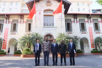 Bộ trưởng Thông tin và Truyền thông Nguyễn Mạnh Hùng và ngài Abdulrahman Omar Kinana, Ủy viên Bộ Chính trị, Phó Chủ tịch Đảng CCM chụp ảnh lưu niệm.
