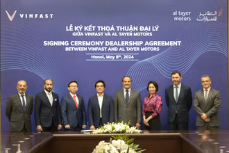 Ông Tạ Xuân Hiển, Tổng Giám đốc VinFast Trung Đông (đứng thứ 4 từ bên trái), và ông Saeed Al Tayer, Tổng Giám đốc Al Tayer Motors (đứng thứ 4 từ bên phải), cùng đại diện hai bên tại lễ ký kết.