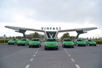 Đội xe điện Mai Linh gồm các dòng xe VinFast VF e34 và VF 5, giữ nguyên màu xanh lá đặc trưng.