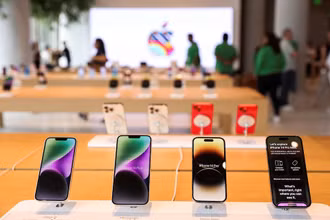 Những chiếc iPhone bên trong cửa hàng bán lẻ Apple đầu tiên tại Mumbai, Ấn Độ ngày 17/4/2023. Ảnh: Reuters.