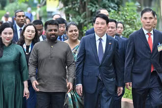 Chủ tịch nước Lương Cường và Tổng thống Sri Lanka Anura Kumara Dissanayaka cùng các đại biểu thăm Khu di tích Chủ tịch Hồ Chí Minh trong khuôn viên Phủ Chủ tịch.