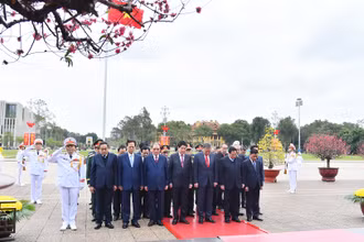 Các đồng chí lãnh đạo, nguyên lãnh đạo Đảng, Nhà nước thành kính tưởng nhớ công lao to lớn của Chủ tịch Hồ Chí Minh.