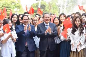 Thủ tướng Phạm Minh Chính và Thủ tướng Trung Quốc Lý Cường với các bạn sinh viên Việt Nam tại lễ đón.