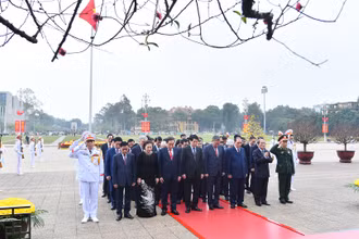 Các đồng chí lãnh đạo, nguyên lãnh đạo Đảng, Nhà nước thành kính tưởng nhớ công lao to lớn của Chủ tịch Hồ Chí Minh.