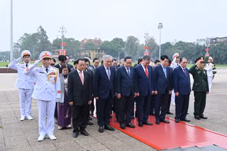 Các đồng chí lãnh đạo, nguyên lãnh đạo Đảng, Nhà nước thành kính tưởng nhớ công lao to lớn của Chủ tịch Hồ Chí Minh. (Ảnh: THỦY NGUYÊN)