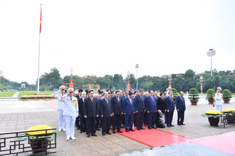Các đồng chí lãnh đạo, nguyên lãnh đạo Đảng, Nhà nước thành kính tưởng nhớ công lao to lớn của Chủ tịch Hồ Chí Minh.
