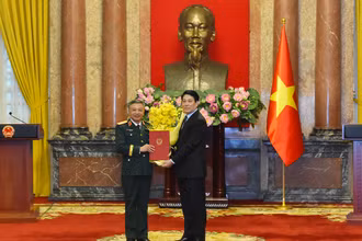 Chủ tịch nước Lương Cường trao quyết định thăng quân hàm Thượng tướng đối với đồng chí Lê Quang Minh, Phó Chủ nhiệm Tổng cục Chính trị Quân đội nhân dân Việt Nam.