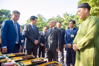 Chủ tịch nước Lương Cường và Quốc vương Campuchia Norodom Sihamoni nghe giới thiệu về các loại trà quý của Việt Nam. 