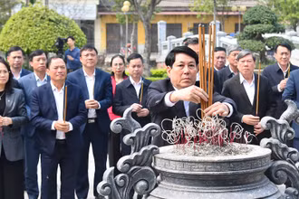 Chủ tịch nước Lương Cường dâng hương tưởng nhớ Tổng Bí thư Nguyễn Văn Linh tại Khu lưu niệm Tổng Bí thư Nguyễn Văn Linh.